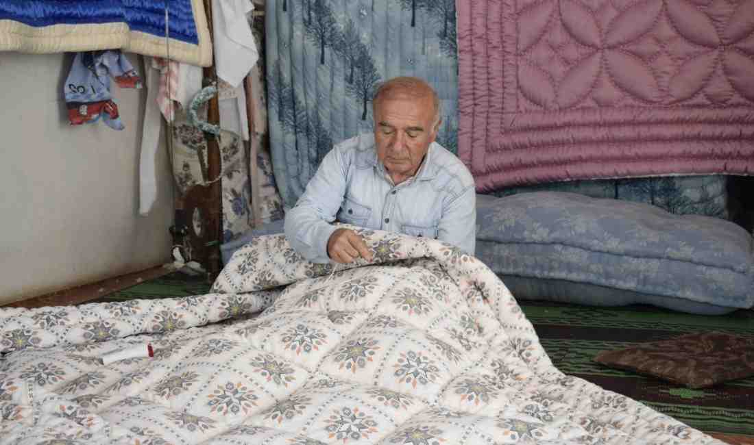 Antalya’da 50 Yılı Aşkın Süredir Yorgancılık Yapan Usta: “Bu Meslek Altın Bileziktir” Yarım Asırlık Emekle Unutulmaya Yüz Tutmuş Sanatı YaşatıyorAntalya’da 69 yaşındaki