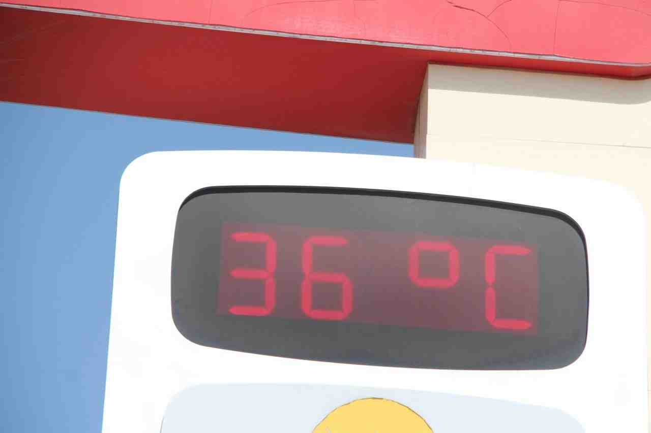 Termometreler 36 Dereceyi Gösterdi, Gençler Serinliği Kanallarda AradıAdana’da yaz sıcaklıkları