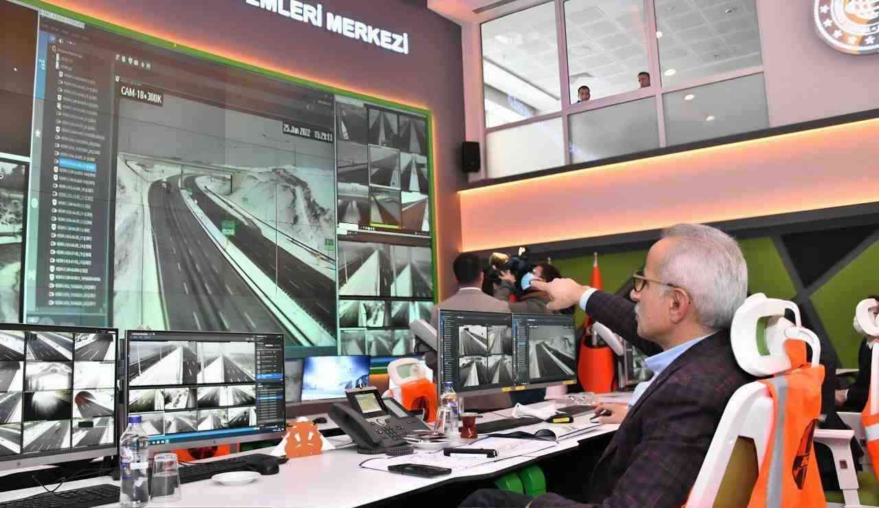 Ulaştırma ve Altyapı Bakanı Abdulkadir Uraloğlu, Avrupa Otoyolu üzerindeki Avcılar