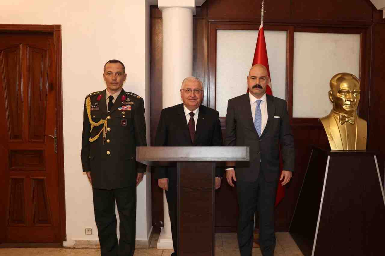Bakan Güler, Yaounde Büyükelçiliği ve Askeri Ataşelik’te incelemelerde bulundu. Milli