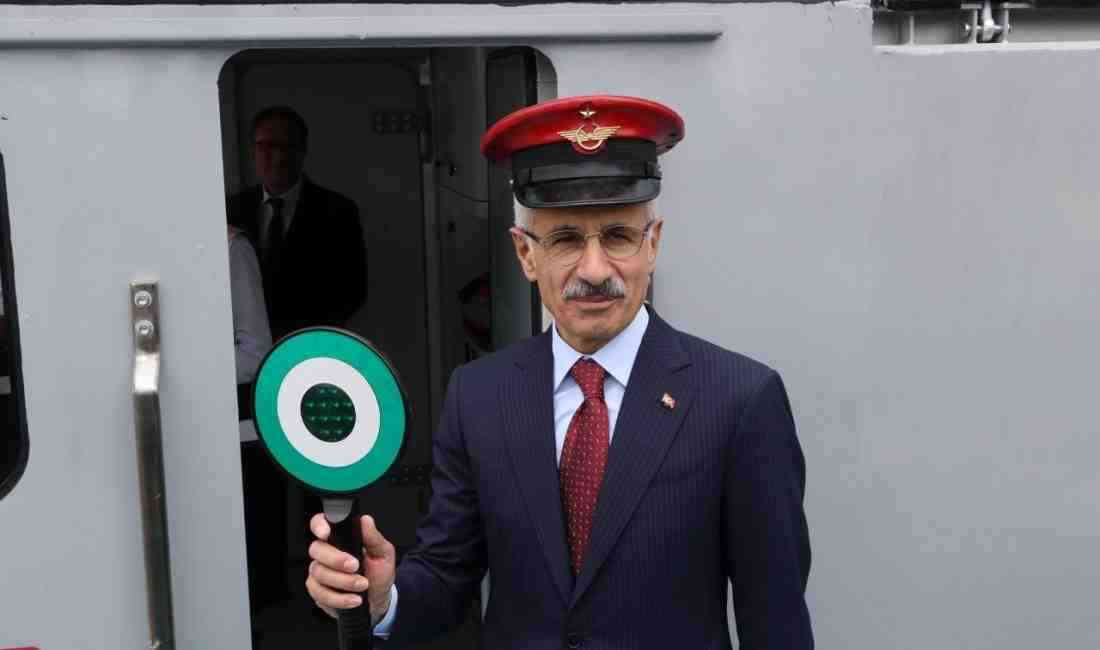 Ulaştırma ve Altyapı Bakanı Abdülkadir Uraloğlu, TÜRASAŞ tarafından üretilen 5