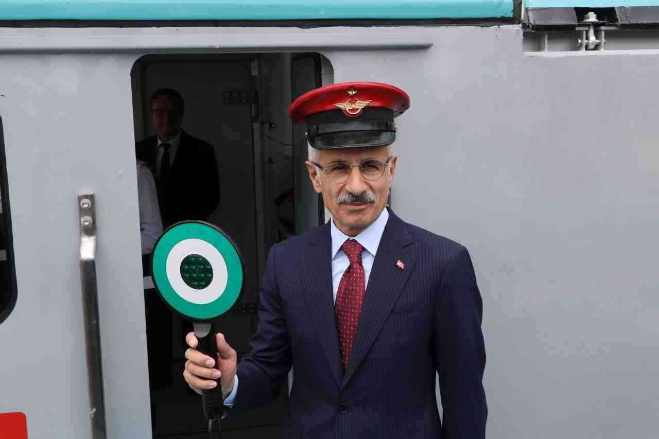 Ulaştırma ve Altyapı Bakanı Abdülkadir Uraloğlu, TÜRASAŞ tarafından üretilen 5