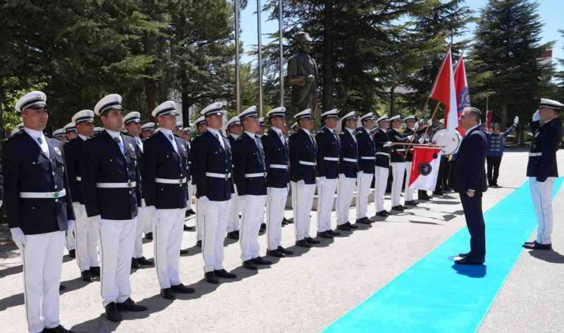 İçişleri Bakanı Ali Yerlikaya, Polis Akademisi’ni ziyaret ederek öğrencilerle bir