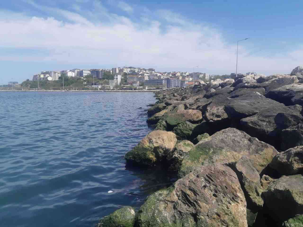 Dalgakıranda korkunç keşif Balıkesir’in Bandırma ilçesinde sahil yürüyüşüne çıkan vatandaşlar,