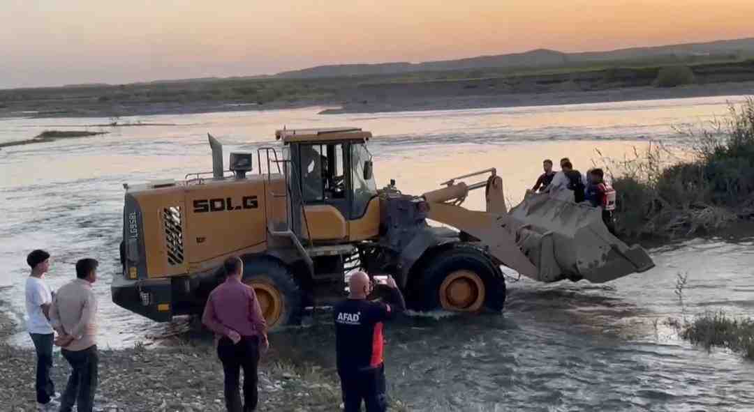 Batman’ın Samanyolu köyü yakınlarında piknik yapan 25 kişi, su seviyesinin