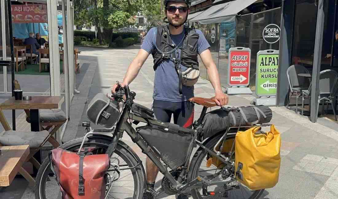 Vietnam’daki ailesini görmek için Fransa’dan bisikletiyle yola çıkan Fransız maceraperest