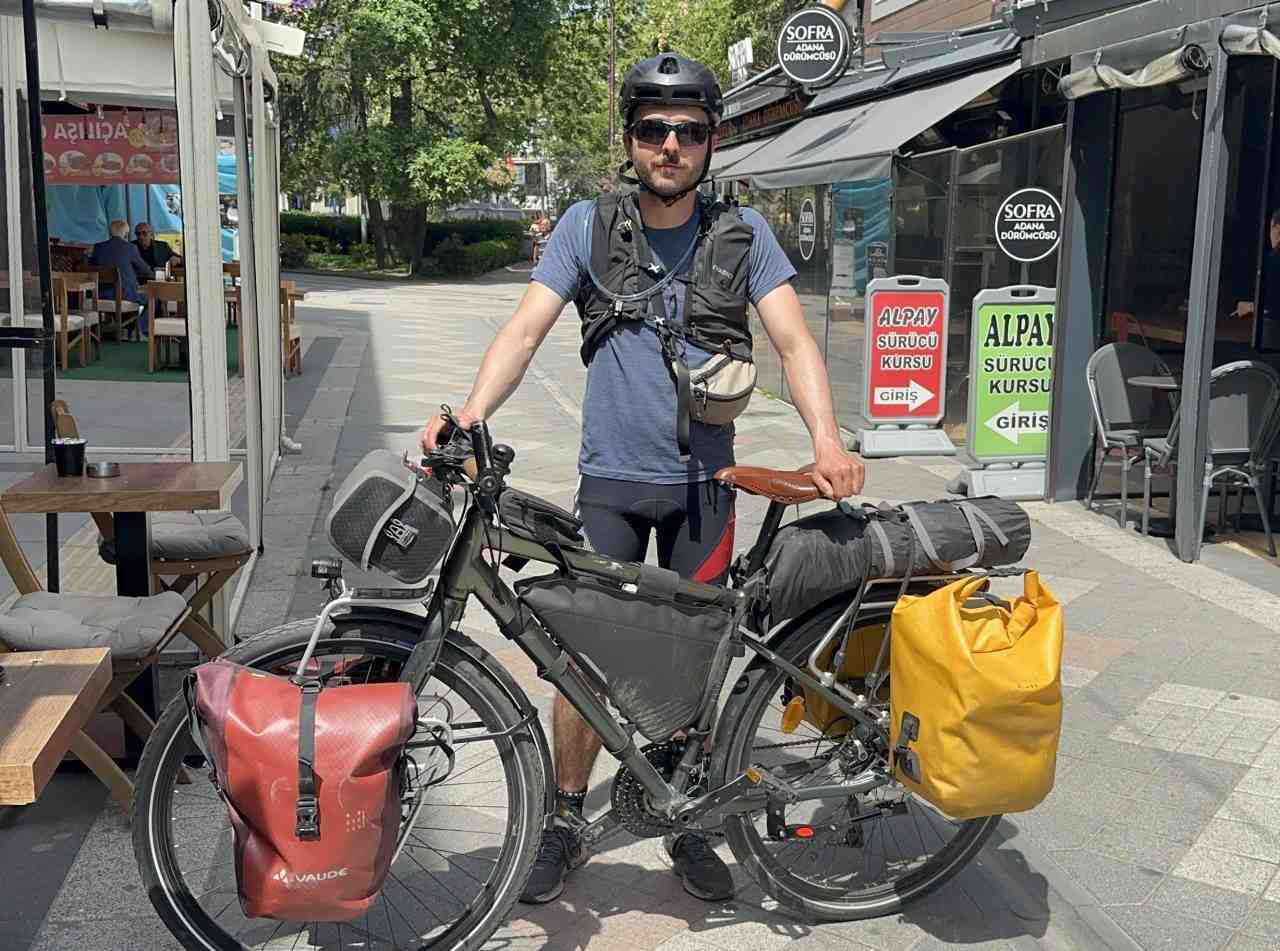 Vietnam’daki ailesini görmek için Fransa’dan bisikletiyle yola çıkan Fransız maceraperest