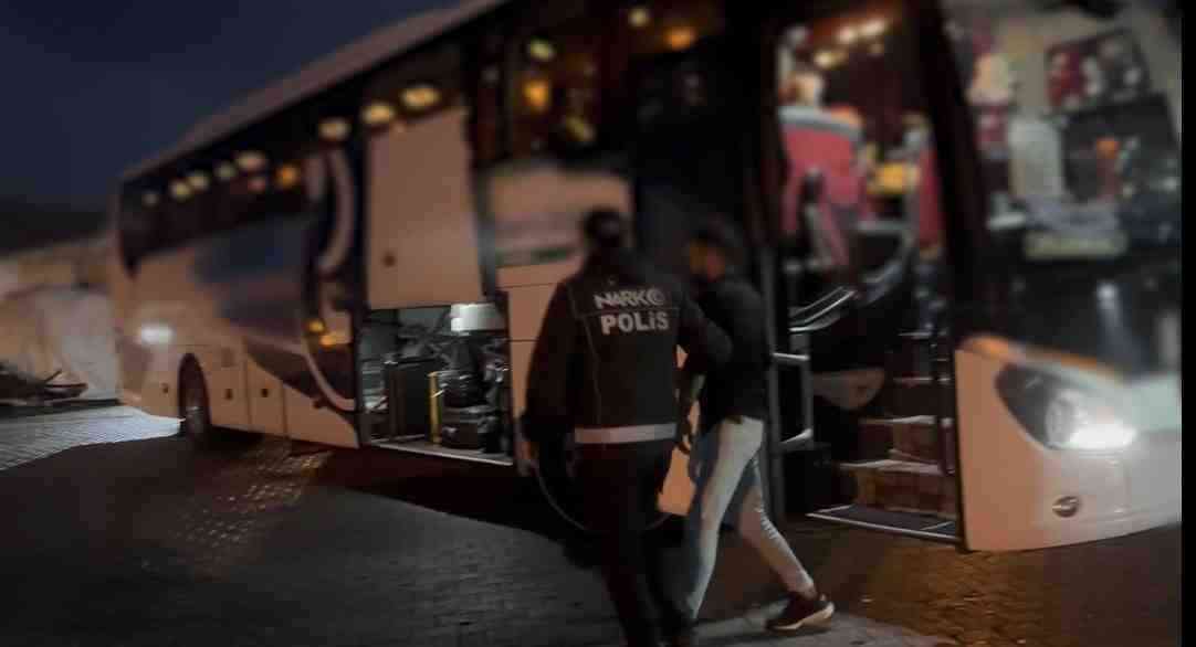 Valize Gizlenmiş Metamfetamin Yakalandı Bitlis’in Tatvan ilçesinde gerçekleştirilen uyuşturucu operasyonunda,