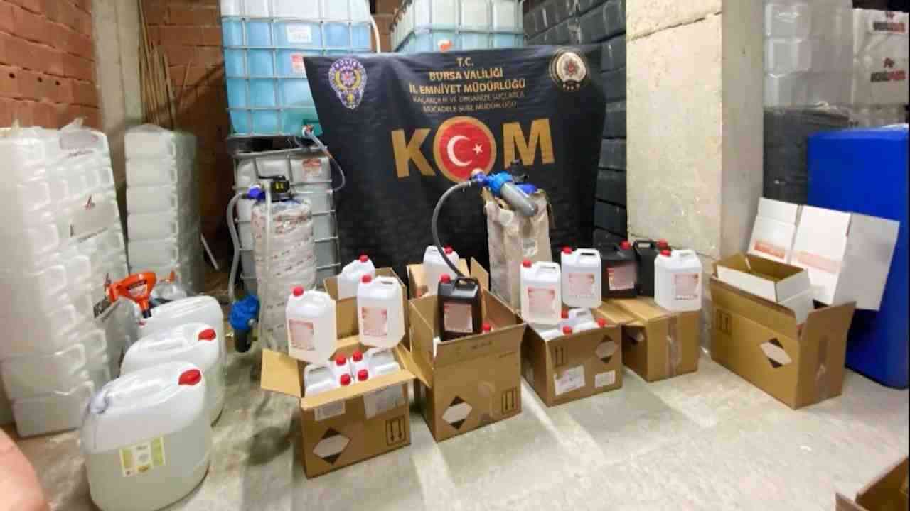 Bursa’da polisin gerçekleştirdiği kaçakçılık operasyonunda, bir depoda yapılan aramalarda 4