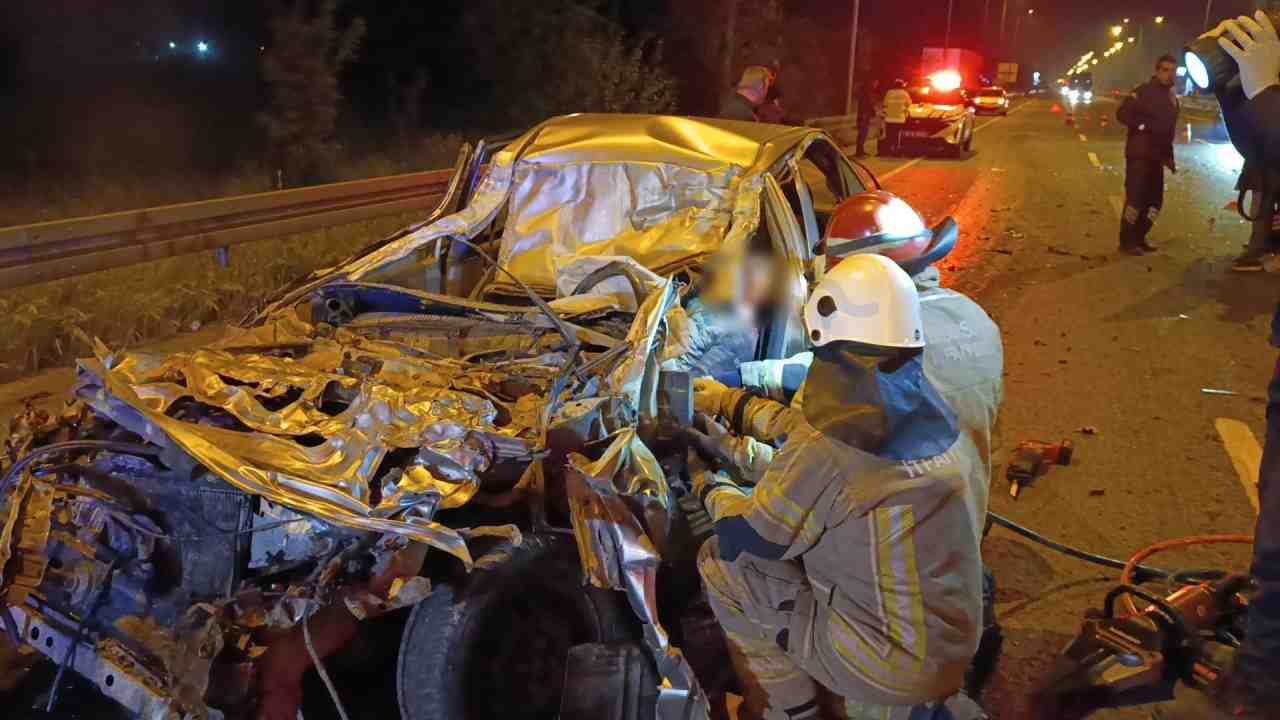 Hızını Alamayan Otomobil Kamyona Çarptı Bursa’nın İnegöl ilçesinde gece saatlerinde