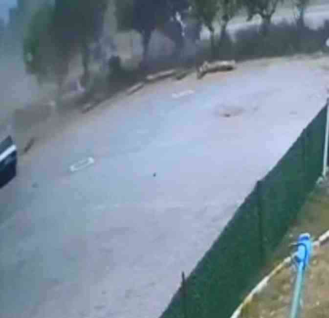 Çanakkale’nin Ezine ilçesinde tomruk yüklü kamyonun otobüs ve otomobile çarpması