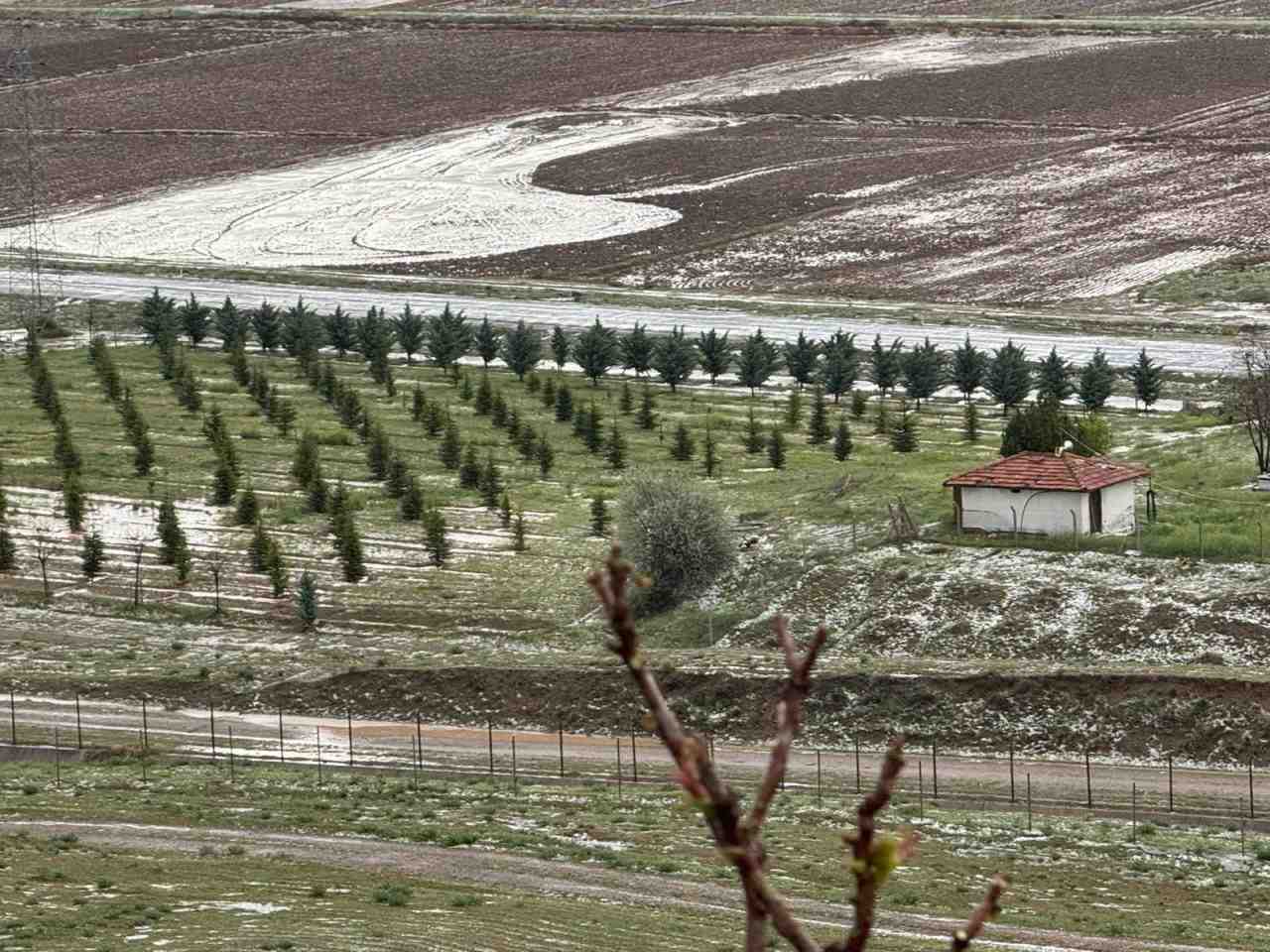Çankırı’nın Kızılırmak ilçesinde öğle saatlerinden itibaren etkili olan sağanak ve