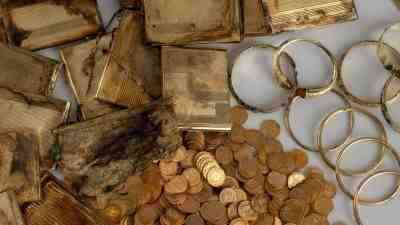 Çekya’nın doğusunda, Krkonose Dağları’nda yürüyüş yapan iki kişi, kayalık bir