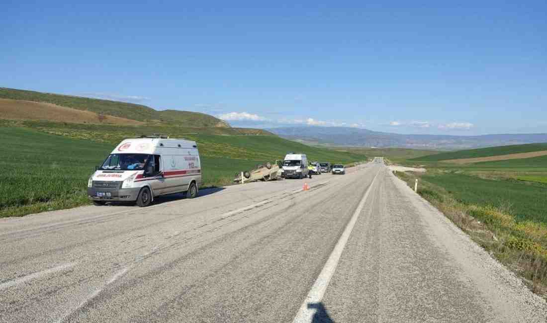 Çorum’un İskilip ilçesinde seyir halindeki bir otomobilin lastiğinin patlaması sonucu