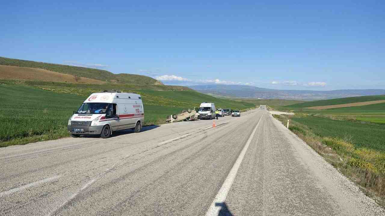 Çorum’un İskilip ilçesinde seyir halindeki bir otomobilin lastiğinin patlaması sonucu