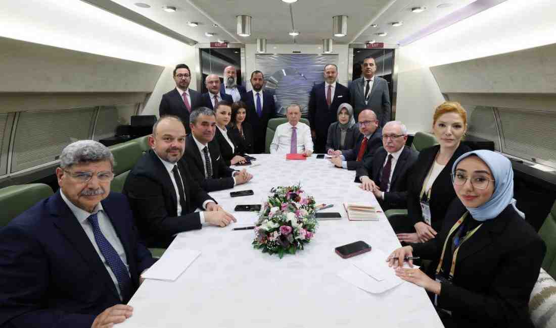 Cumhurbaşkanı Erdoğan: “Yeni Anayasayı Kendimiz İçin Değil, Ülkemiz İçin İstiyoruz” Cumhurbaşkanı Recep Tayyip Erdoğan, Macaristan ziyareti dönüşünde uçakta gazetecilere gündeme