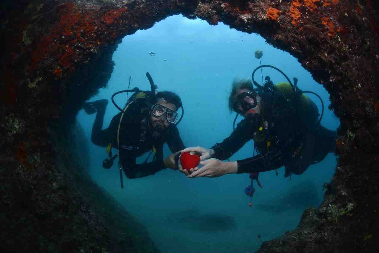 Antalya’nın Kemer ilçesinde, “Mayıs Dalış Ayı” etkinlikleri kapsamında düzenlenen su