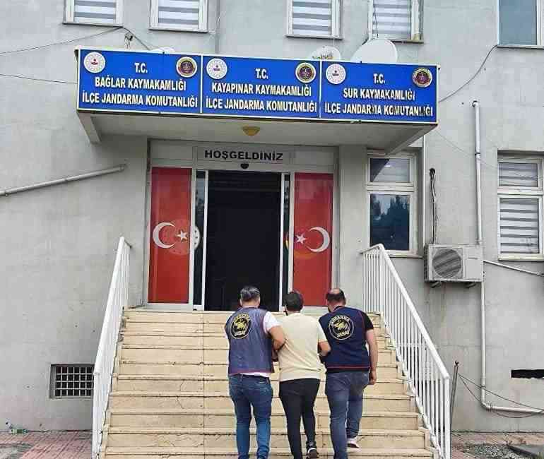 Diyarbakır’da, 82 yıl 4 ay kesinleşmiş hapis cezası bulunan dolandırıcı