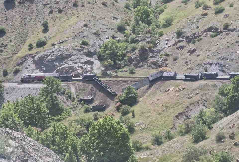 Elazığ’ın Maden ilçesinde maden cevheri taşıyan yük treninin 5 vagonu