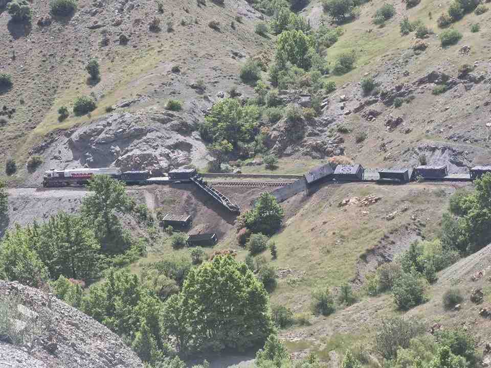 Elazığ’ın Maden ilçesinde maden cevheri taşıyan yük treninin 5 vagonu