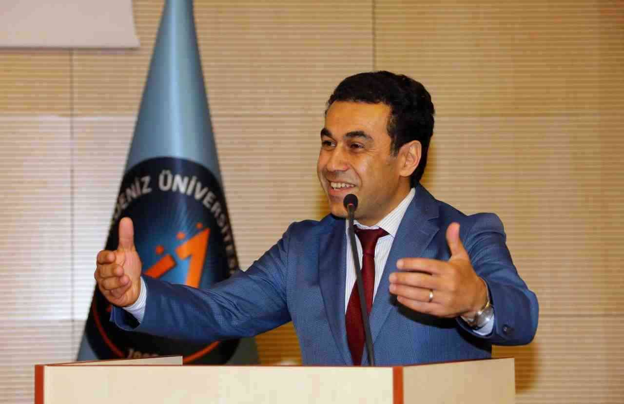 Akdeniz Üniversitesi’nde uzun yıllar dekanlık ve rektör yardımcılığı görevlerinde bulunan