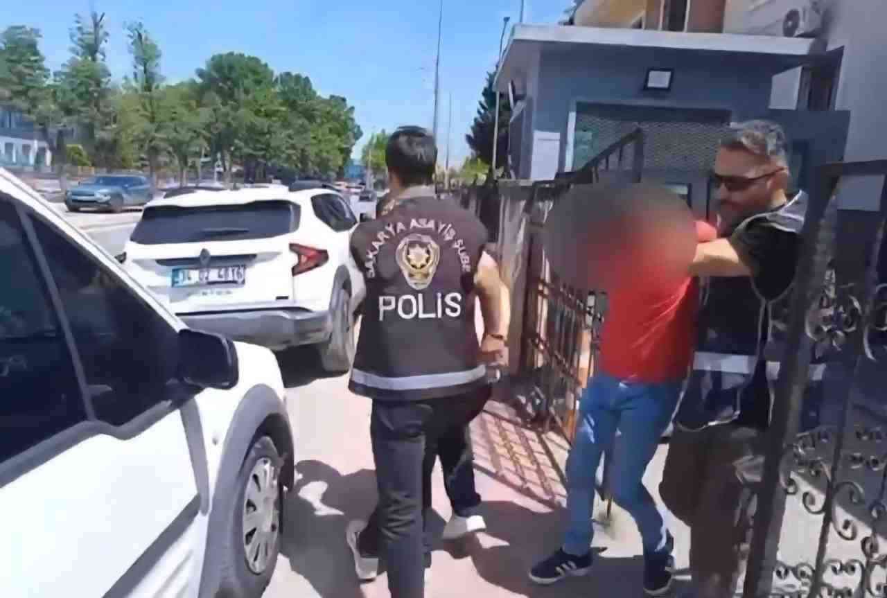 Sakarya’nın Adapazarı ilçesinde bir evden yaklaşık 280 bin lira değerinde