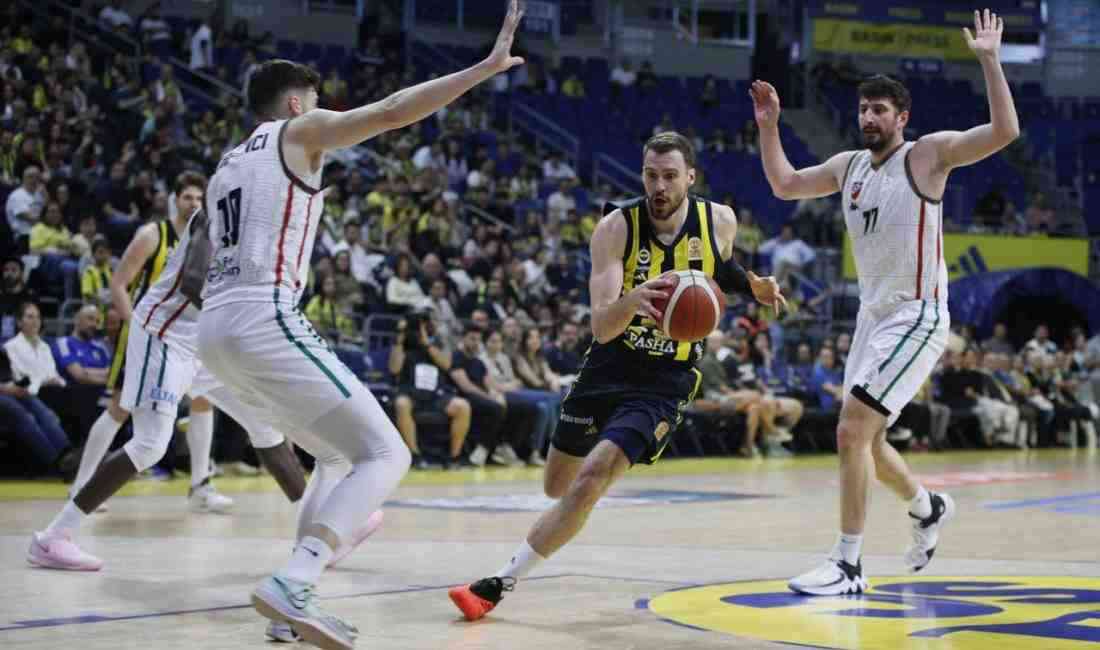 Sarı-lacivertliler, normal sezonun bitimine iki hafta kala zirveyi bırakmadı. Fenerbahçe