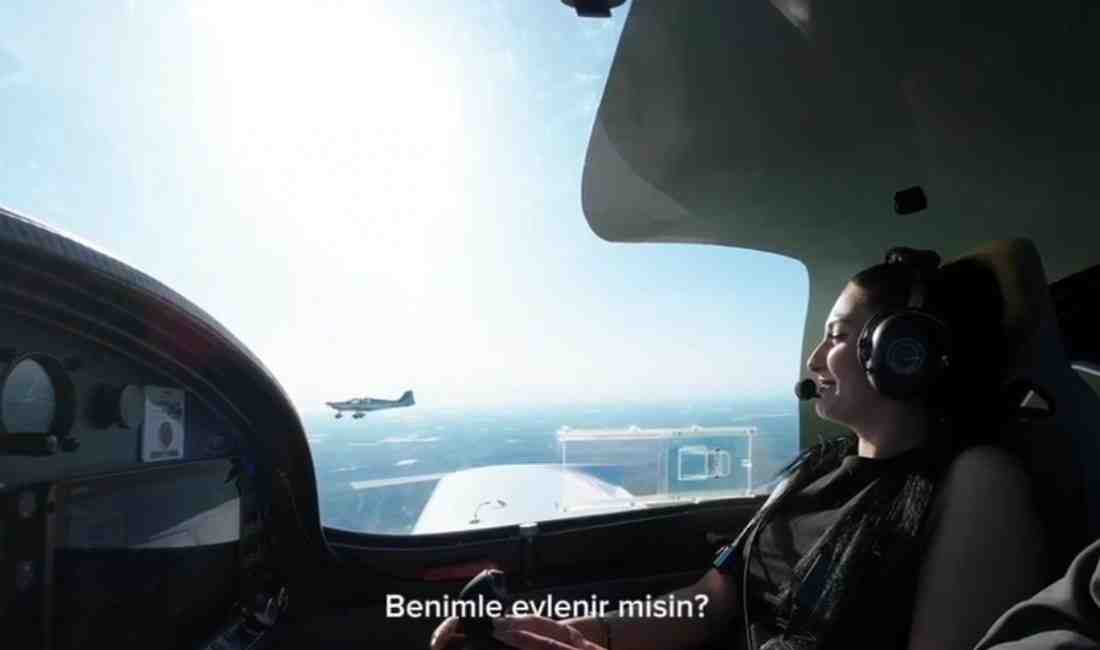 Farklı Uçaklarda Aşk Mesajı Adana’da oto kiralama işiyle uğraşan 23