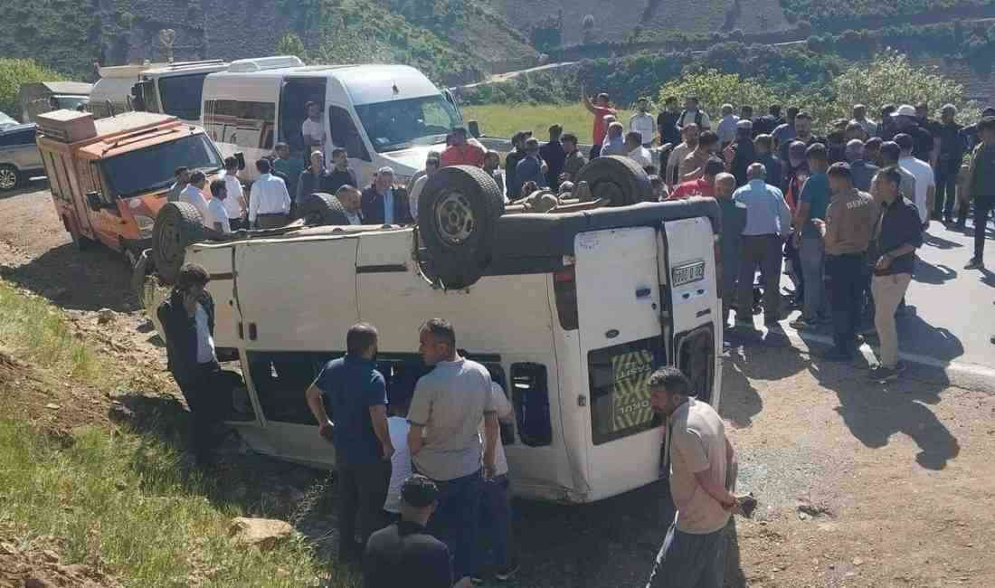 Hakkari’nin Şemdinli ilçesinde lise öğrencilerini taşıyan bir servis minibüsünün sabah