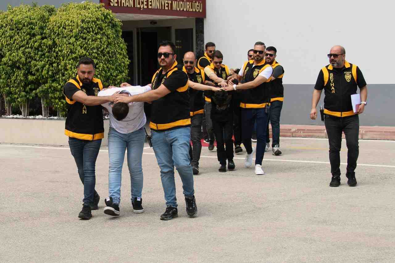 Adana’da yaşanan olayda, genç bir kadın sevgilisini “yardım et” bahanesiyle