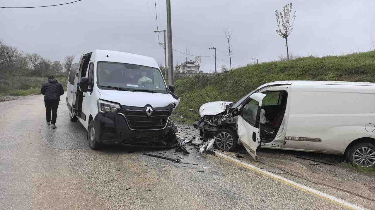 İşçi Servisi ve Hafif Ticari Araç Çarpıştı Bursa’nın İnegöl ilçesinde