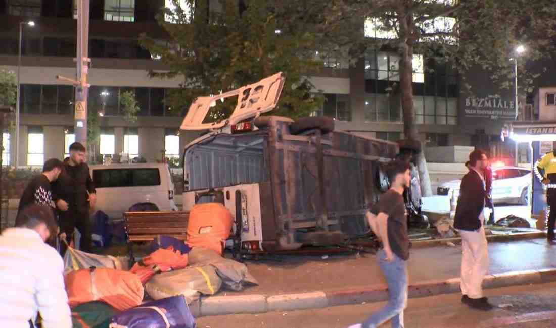 Kaldırıma Çıkan Minibüs Yan Yattı İstanbul Fatih’te gece saatlerinde yaşanan