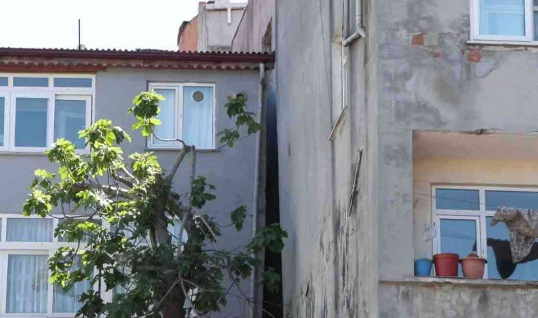 Patlayan Su Borusu Çökme Sebebi Oldu İstanbul Gaziosmanpaşa Bağlarbaşı Mahallesi‘nde