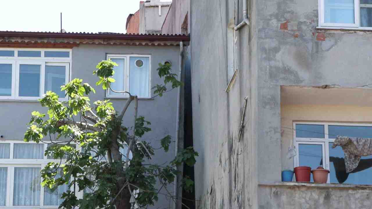 Patlayan Su Borusu Çökme Sebebi Oldu İstanbul Gaziosmanpaşa Bağlarbaşı Mahallesi‘nde