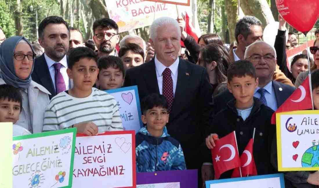 81 İlde Eş Zamanlı ‘Aile Yılı Yürüyüşü’: İstanbul’da Gülhane Parkı’nda Farkındalık Mesajı “Güçlü Aile, Güçlü Türkiye” sloganıyla düzenlenen yürüyüşe vatandaşlar yoğun ilgi