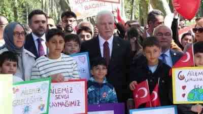 “Güçlü Aile, Güçlü Türkiye” sloganıyla düzenlenen yürüyüşe vatandaşlar yoğun ilgi