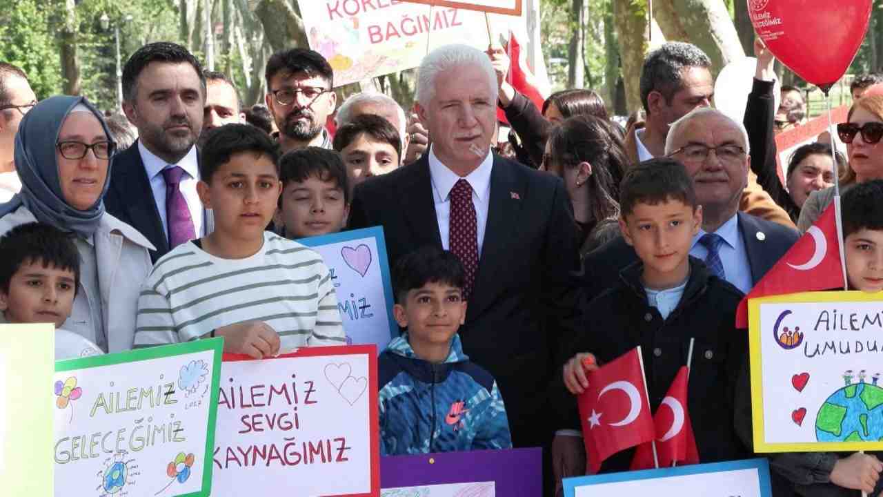 “Güçlü Aile, Güçlü Türkiye” sloganıyla düzenlenen yürüyüşe vatandaşlar yoğun ilgi