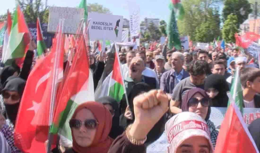 İstanbul’da İHH İnsani Yardım Vakfı öncülüğünde düzenlenen yürüyüşte, binlerce kişi