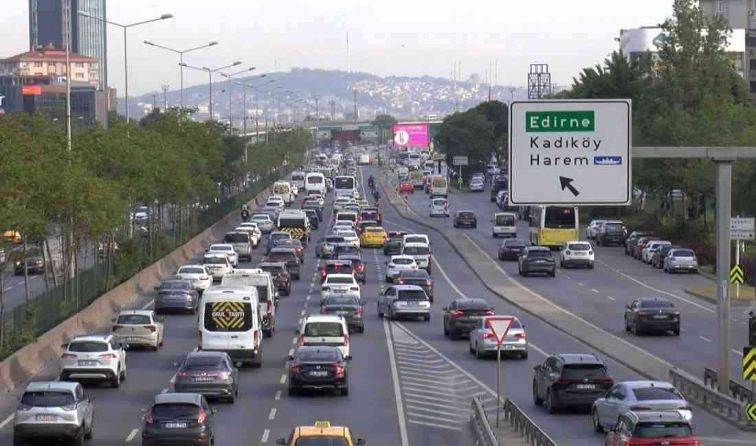 İstanbul’da haftanın ilk iş gününe trafikle başlandı. İstanbul Büyükşehir Belediyesi