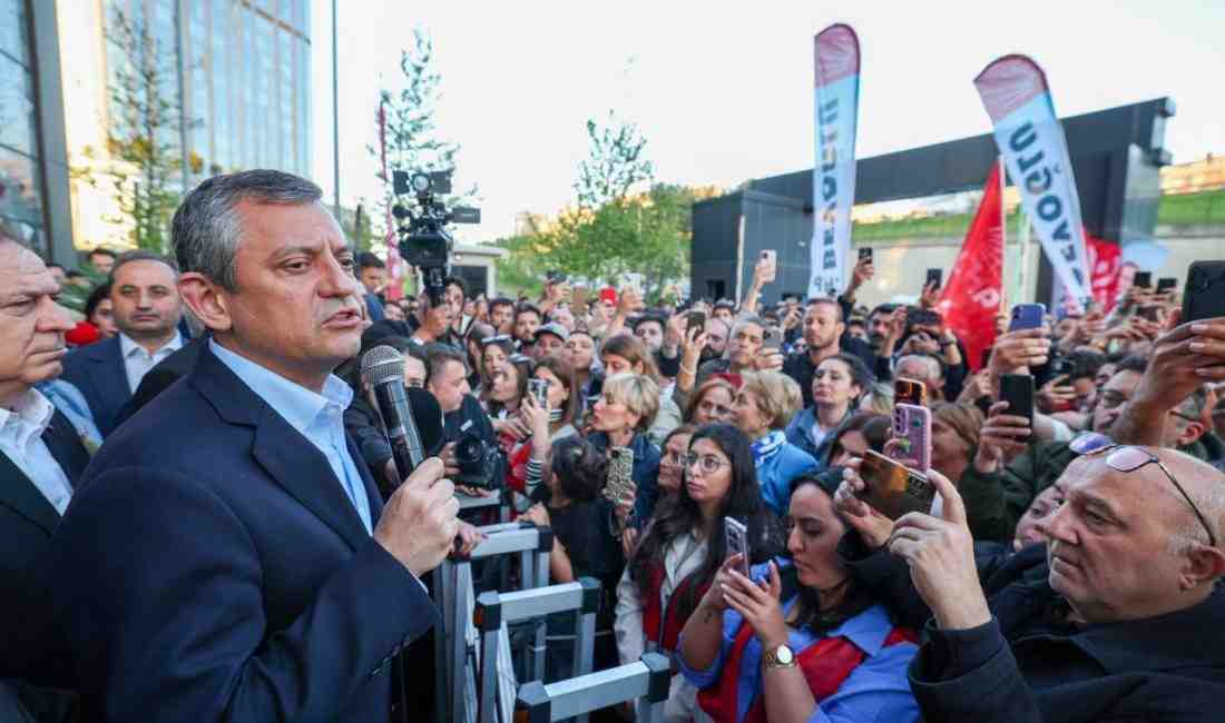 CHP Genel Başkanı Özgür Özel, İstanbul İl Başkanlığı önünde yaptığı