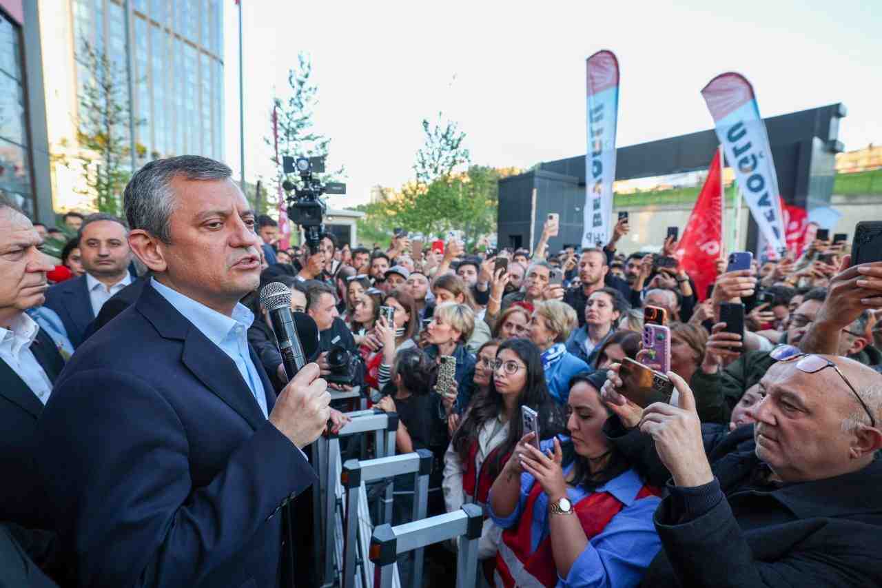 CHP Genel Başkanı Özgür Özel, İstanbul İl Başkanlığı önünde yaptığı