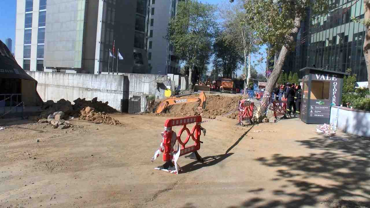 Maslak’taki Yol Çökmesi Sonrası Yoğun Çalışma Başlatıldı İstanbul Sarıyer’de bulunan