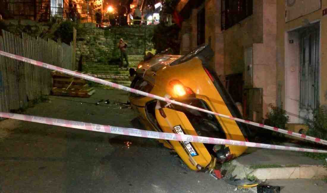 Şişli’de Dehşet Anları: Freni Patlayan Taksi 10 Metreden Sokağa Uçtu! İstanbul Şişli’de, freni patladığı iddia edilen bir taksi yaklaşık 10