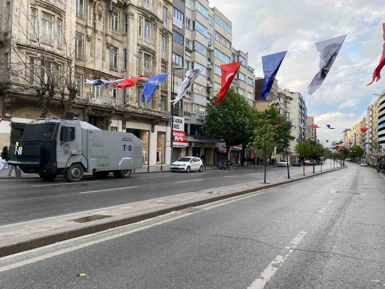 Taksim’e Çıkan Yollar Trafiğe Kapatıldı 1 Mayıs Emek ve Dayanışma