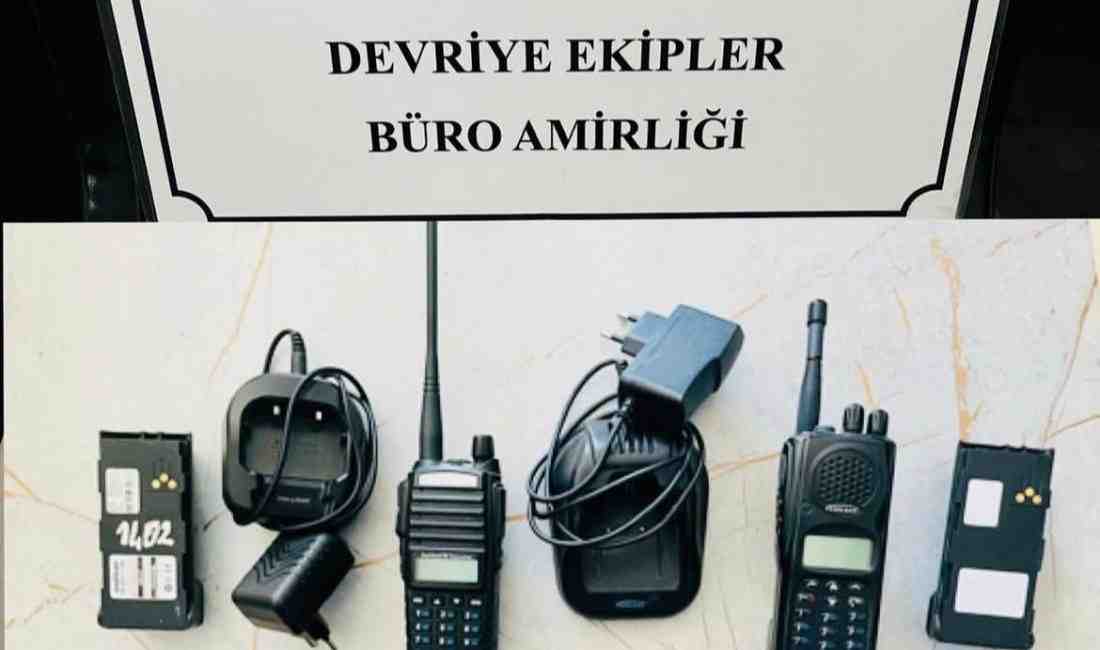 İzmir’de ‘Sahte Kamu Görevlisi’ Sanayi Esnafını Kandırmaya Çalıştı: Evinden Silah ve Telsiz Çıktı Sanayi Esnafına Kendisini Kamu Görevlisi Gibi Tanıttıİzmir’in Bornova ilçesinde, aracını
