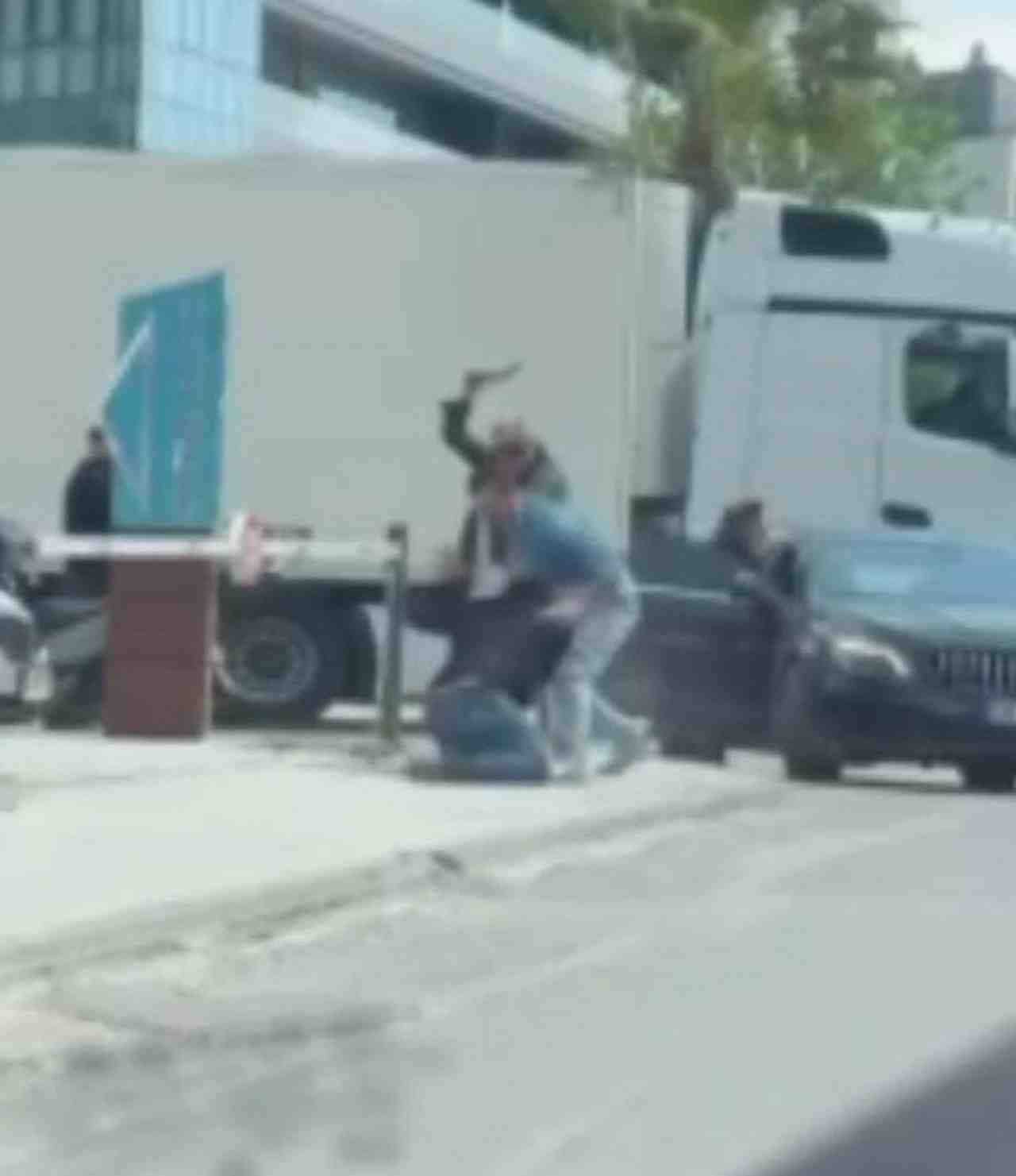 İzmir’in Bayraklı ilçesinde trafikte yaşanan tartışma, dehşet verici bir olaya