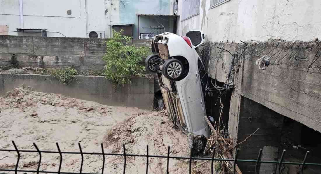 Kadirli’de Dereler Taştı, Araçlar Sürüklendi Osmaniye’nin Kadirli ilçesinde akşam saatlerinde