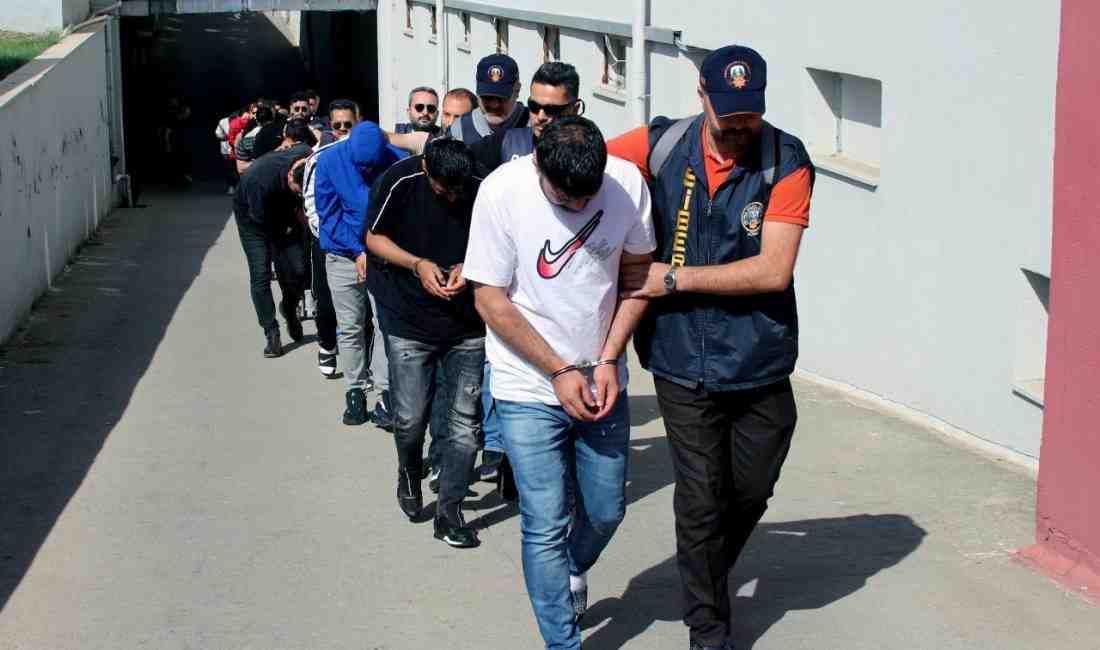 Adana’da 600 Milyon Liralık Vurgun: ‘Kayhanlar’ Çetesine Darbe Adana merkezli 20 ilde düzenlenen dev operasyonda, sosyal medya ve