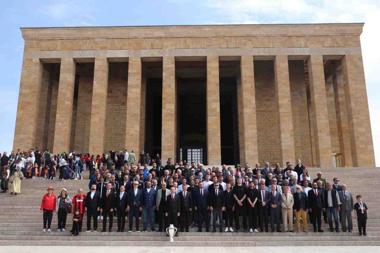 Başkan, teknik heyet ve futbolcularla birlikte Ata’nın huzuruna çıkan Gençlerbirliği,