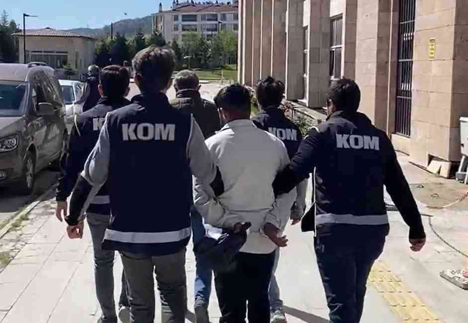 Kendilerini polis olarak tanıttılar, altınları almak için geldiler; biri tutuklandı,